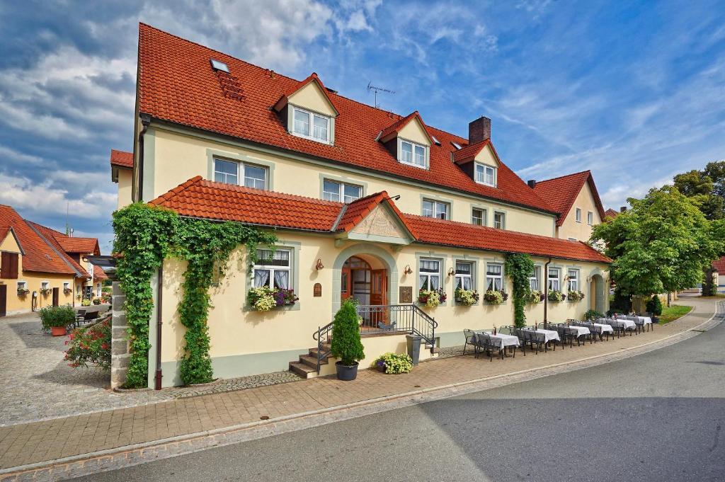 Brauereigasthof Zum Löwenbräu Adelsdorf Exterior foto