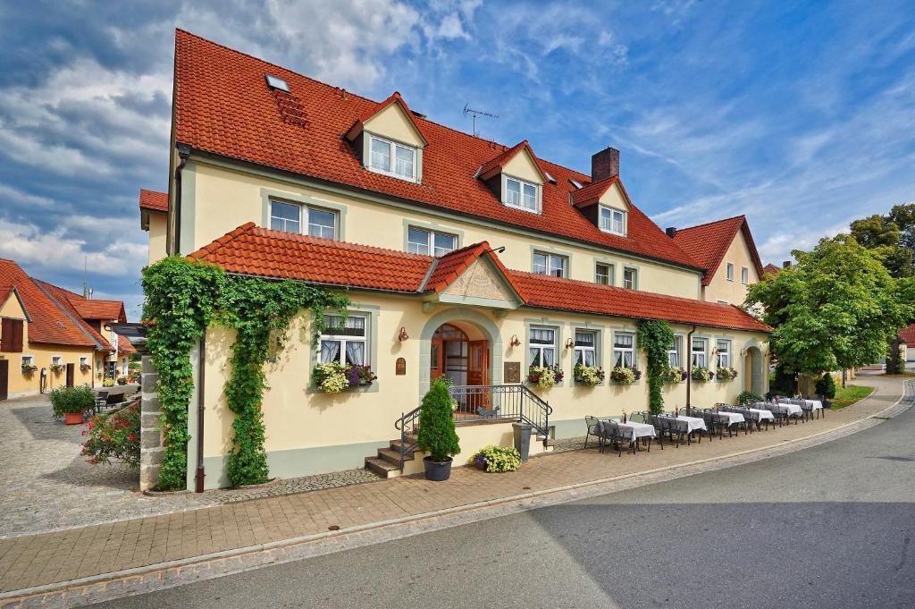 Hotel Brauereigasthof Zum Löwenbräu Adelsdorf Exterior foto